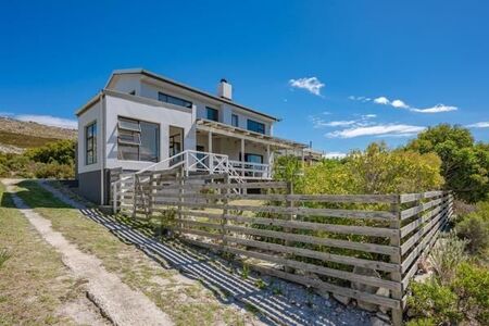 3 Bedroom House in Pringle Bay