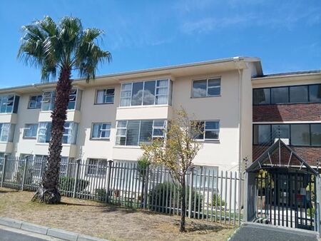 2 Bedroom Apartment in Lakeside