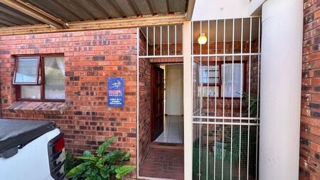 2 Bedroom townhouse - sectional to rent in Langenhovenpark, Bloemfontein