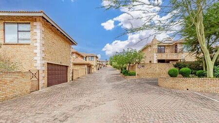 4 Bedroom townhouse - sectional to rent in North Riding, Randburg