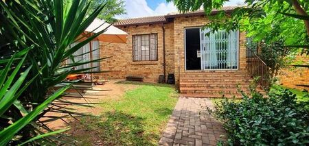 3 Bedroom townhouse - sectional to rent in North Riding, Randburg