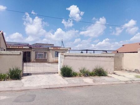 3 Bedroom house rented in Dobsonville, Soweto