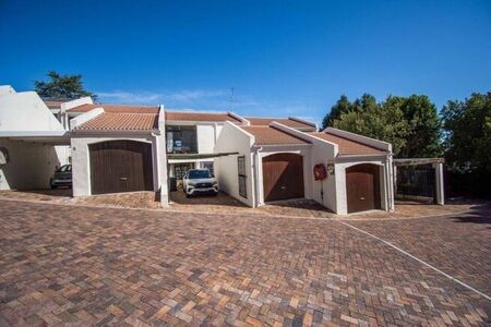 3 Bedroom townhouse - sectional to rent in Briza, Somerset West