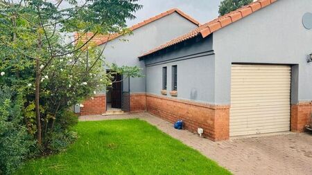 3 Bedroom duplex townhouse - freehold to rent in Reyno Ridge, Witbank