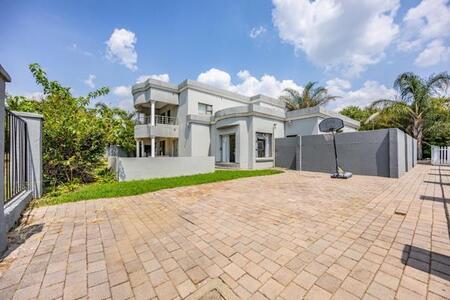 4 Bedroom Townhouse in Silver Lakes Golf Estate