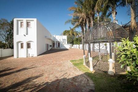 1 Bedroom Apartment in Waterkloof