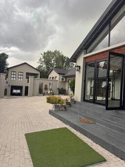 1 Bedroom Apartment in Bryanston