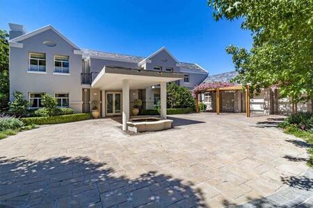 5 Bedroom House in Erinvale Estate