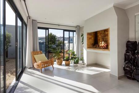 2 Bedroom Townhouse in Kelderhof Country Village