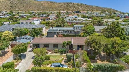 4 Bedroom House in Fish Hoek