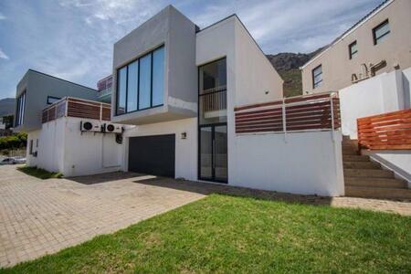 3 Bedroom House in Mountainside