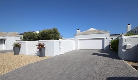 3 Bedroom House in Sunningdale