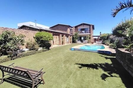 4 Bedroom House in Bloubergstrand