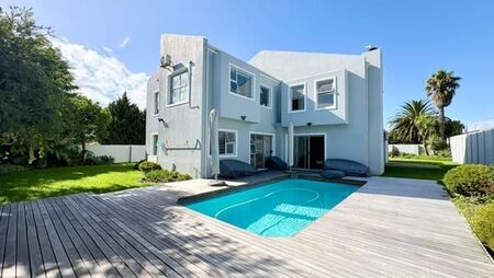 5 Bedroom House in Blouberg Sands
