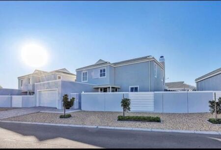 3 Bedroom House in Sunningdale