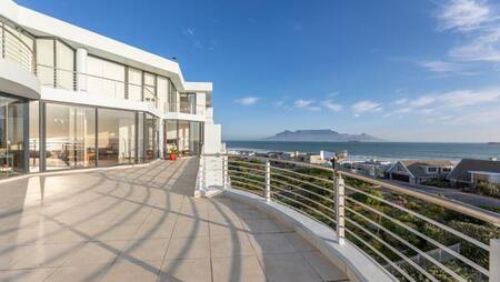 3 Bedroom Apartment in Bloubergstrand