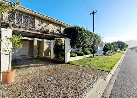 3 Bedroom House in Voelklip