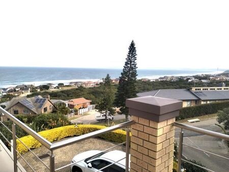 4 Bedroom House in Outeniqua Strand
