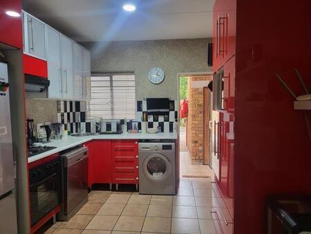 2 Bedroom Townhouse in Wilgeheuwel