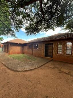 4 Bedroom House in Doornpoort