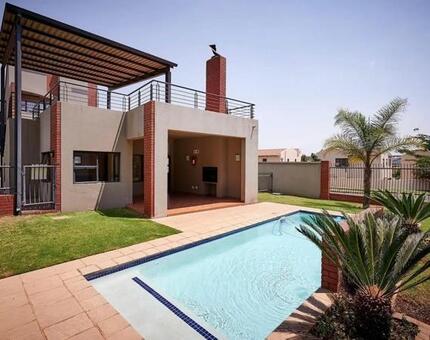 2 Bedroom Apartment in Fourways