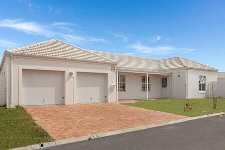 3 Bedroom House in Sunningdale