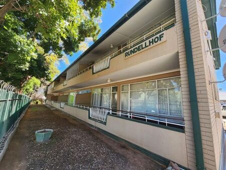 1 Bedroom bachelor apartment to rent in Oudtshoorn North