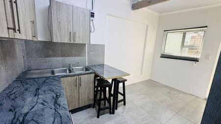 2 Bedroom cottage to rent in Zeekoevlei, Cape Town