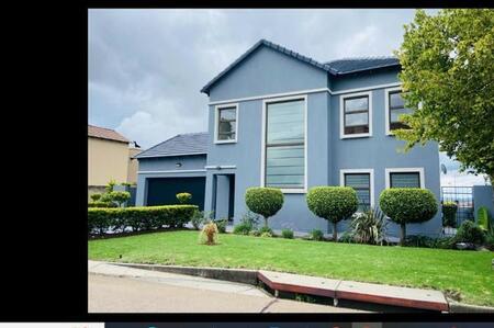 4 Bedroom House in Kosmosdal