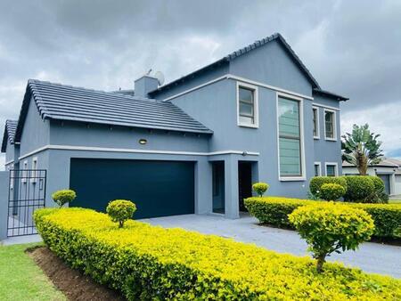 4 Bedroom House in Kosmosdal