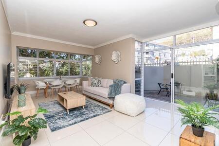 1 Bedroom Apartment in Three Anchor Bay