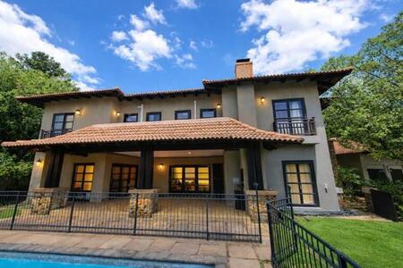 5 Bedroom House in Waterkloof Ridge