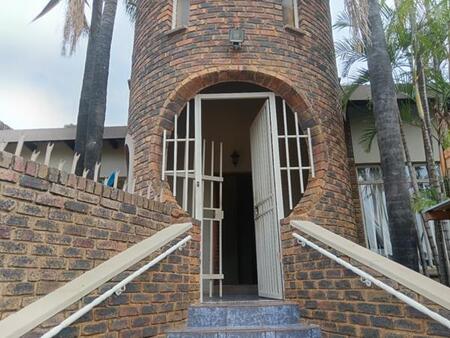 8 Bedroom House in Magalieskruin