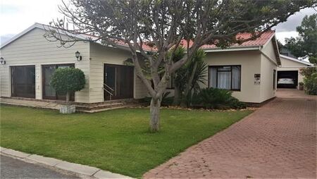 4 Bedroom House in Hartenbos
