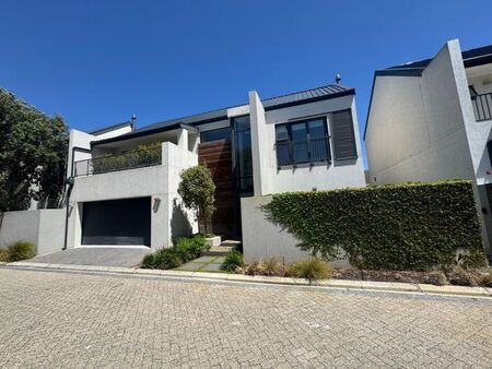 3 Bedroom townhouse - freehold to rent in Rondebosch, Cape Town