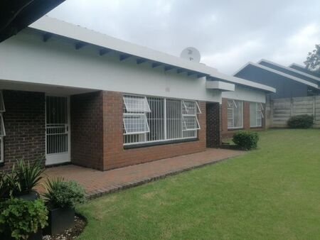 4 Bedroom house to rent in Florida, Roodepoort