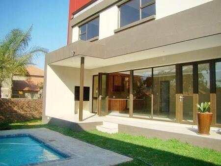 4 Bedroom Townhouse in Menlo Park