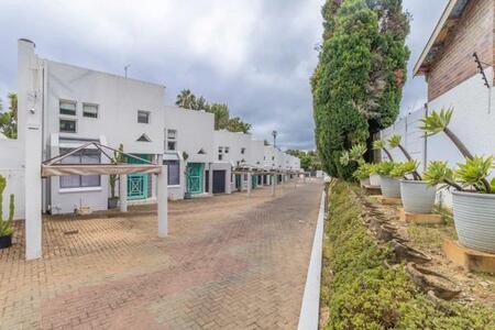 2 Bedroom Townhouse in Hurlingham Manor