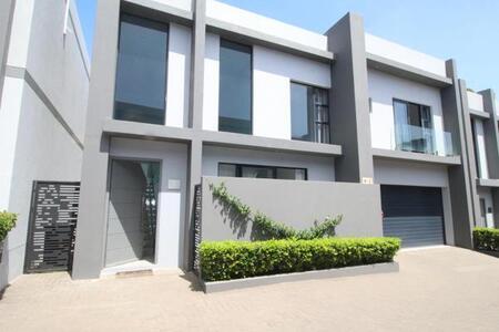 4 Bedroom Cluster in Houghton Estate
