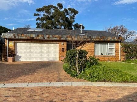 3 Bedroom Townhouse in Somerset West Central