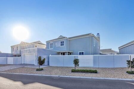 3 Bedroom House in Sunningdale