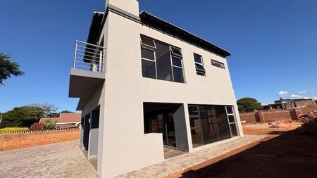 4 Bedroom house to rent in Karenpark, Akasia