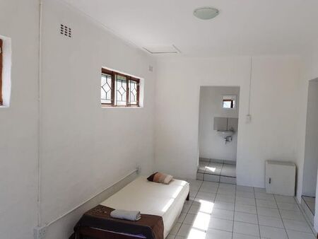 1 Bedroom bachelor flat to rent in Park Hill, Durban North