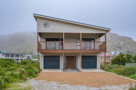 3 Bedroom House in Pringle Bay