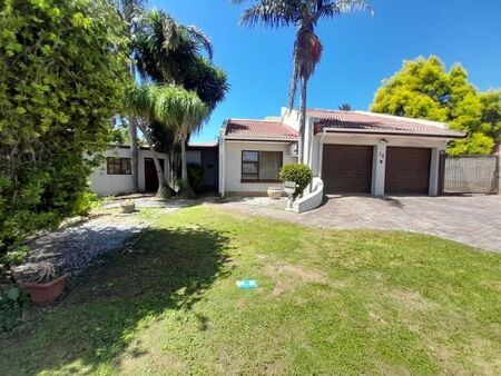 4 Bedroom House in Strelitzia Park