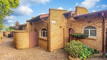 1 Bedroom townhouse - sectional to rent in Corlett Gardens, Johannesburg