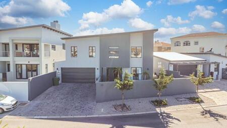 4 Bedroom House in Calypso Beach