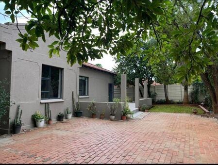 1 Bedroom cottage to rent in Greenside, Johannesburg