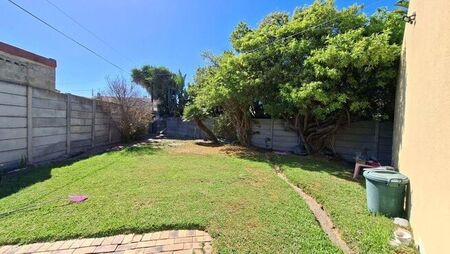 2 Bedroom semi-detached cottage to rent in Retreat, Cape Town