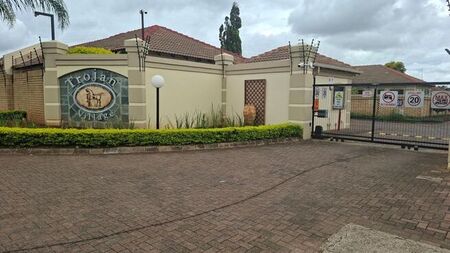 3 Bedroom townhouse - sectional to rent in Equestria, Pretoria